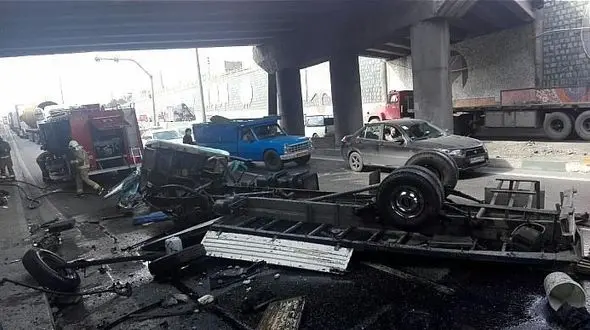 مچاله شدن کامیونت با سقوط از روی پل  بزرگراه فتح + تصاویر