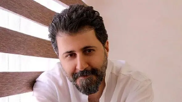 رونمایی هومن حاج عبداللهی،رحمت سریال پایتخت از ماشین لاکچری و سانروف دارَش در دور دور با بازیگران+عکس