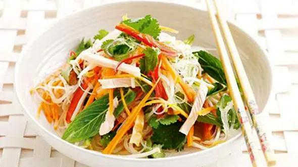 سالم زندگی کنید/ طرز تهیه سالاد مرغ و کدوسبز