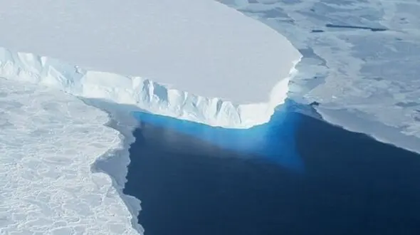 بزرگترین کوه یخی در قطب جنوب در حال آب شدن است 