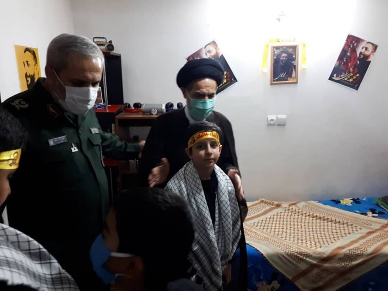 حضور سردار یزدی و حجت‌الاسلام ابوترابی فرد در منزل شهید امر به معروف شهید محمد محمدی 