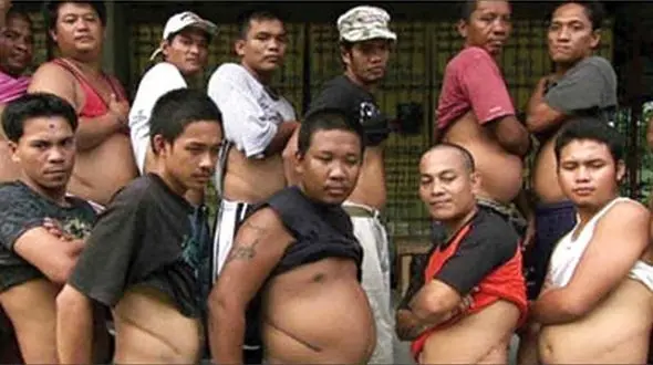 همه مردم این روستا یکی از کلیه شان را فروخته اند + عکس