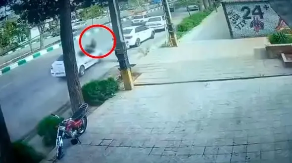 فیلم لحظه مرگ دلخراش یک زن در حال قدم زدن وسط خیابان