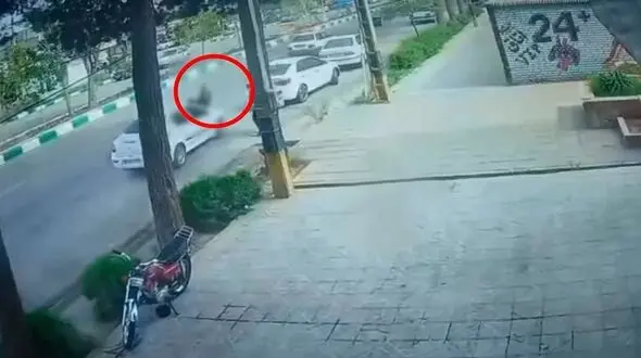 فیلم لحظه مرگ دلخراش یک زن در حال قدم زدن وسط خیابان