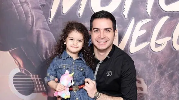 فیلم آواز جگرسوز محسن یگانه / آنقدر غمگین  که دختر نوازندش هق هق داره پشت سرش گریه میکنه ...