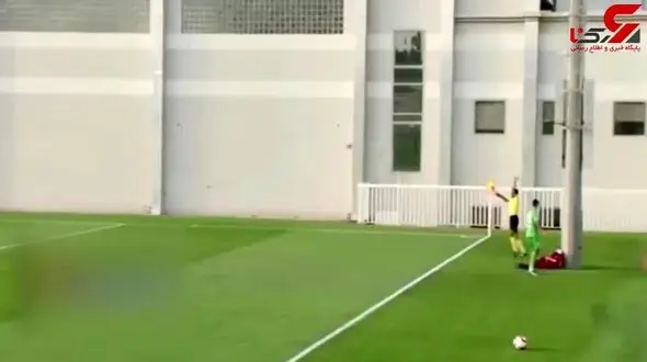 مصدومیت دردناک بازیکن فوتبال پس از برخورد با پایه پروژکتور + فیلم