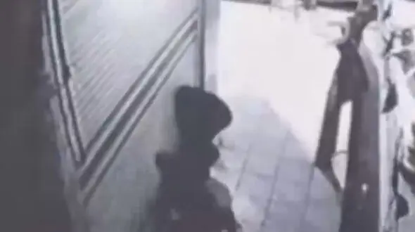 فیلم سرقت شبانه 2 مرد سیاه پوش از مغازه بستنی فروشی در تهران  