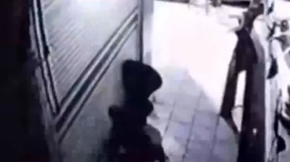 فیلم سرقت شبانه 2 مرد سیاه پوش از مغازه بستنی فروشی در تهران  