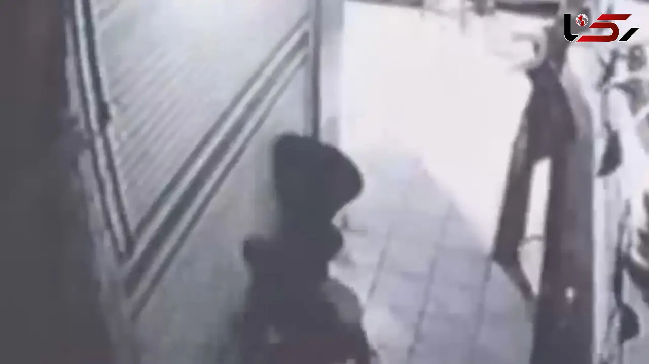 فیلم سرقت شبانه 2 مرد سیاه پوش از مغازه بستنی فروشی در تهران  