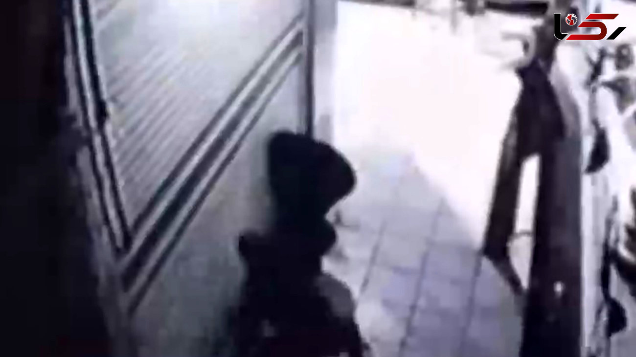 فیلم سرقت شبانه 2 مرد سیاه پوش از مغازه بستنی فروشی در تهران  