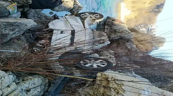 سقوط وحشتناک 2 خودرو به دره رودخانه بازفت و سرنشینان خوش شانس