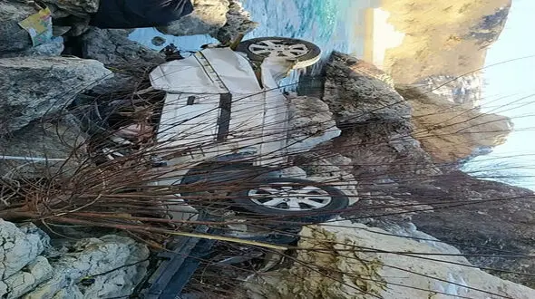 سقوط وحشتناک 2 خودرو به دره رودخانه بازفت و سرنشینان خوش شانس