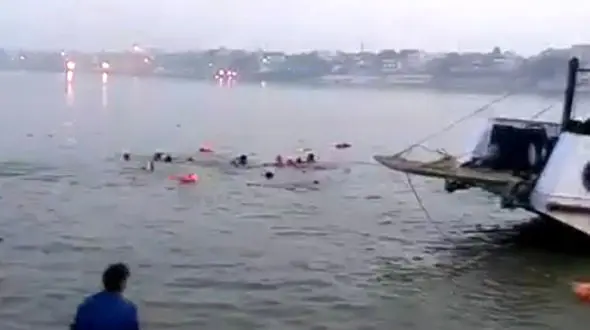 فیلم لحظه واژگونی مرگبار قایق جشن بادبادک ها + عکس