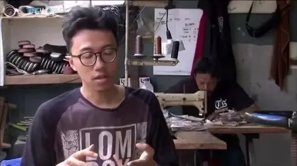 ابتکار یک جوان / دوختن کفش لاکچری با پای مرغ ! + فیلم