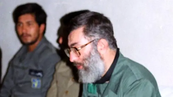 عکس؛ سفر به تاریخ؛ «رهبر انقلاب» در حال سینه‌زنی در میان رزمندگان در جبهۀ جنوب؛ سال 1367