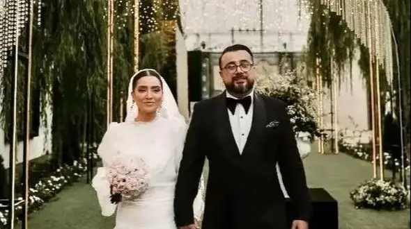 فیلم / رونمایی از مراسم عروسی مجلل سپند امیرسلیمانی و مونا کرمی یکسال بعد ازدواج / از لباس عروس ملکه وار آرایش مصری حلقه های ازدواج  تا تالار ایتالیایی و حضور خوش استایل بازیگران و ...