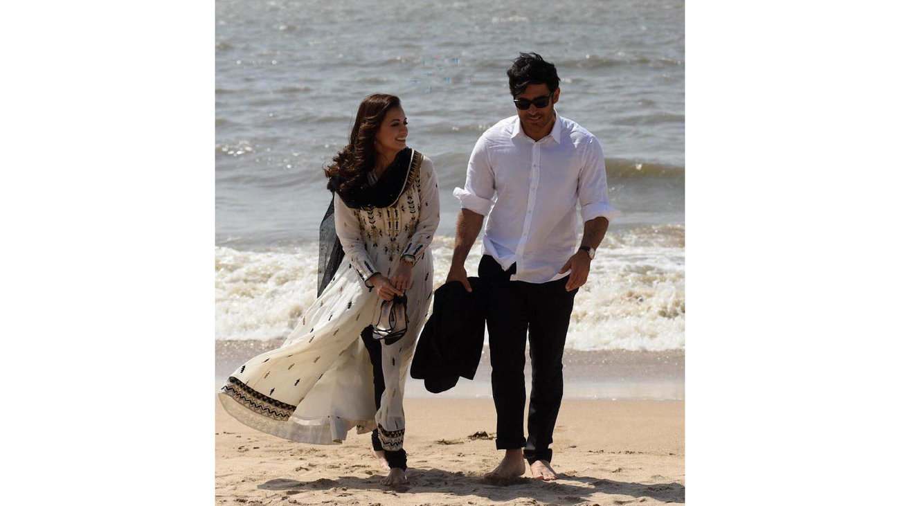 پیاده روی ساحلی محمدرضا گلزار با پای برهنه با بازیگر زن معروف +عکس 