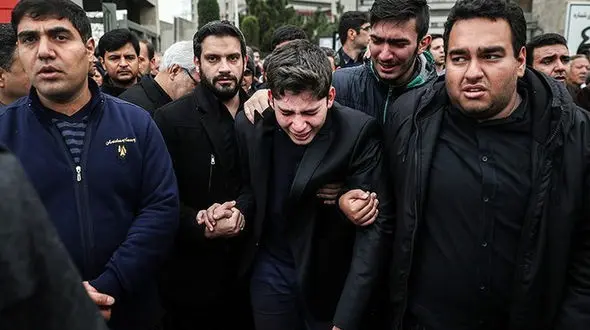 بی‌تابی فرزند مرحوم نوربخش در مراسم تشییع پدر + عکس
