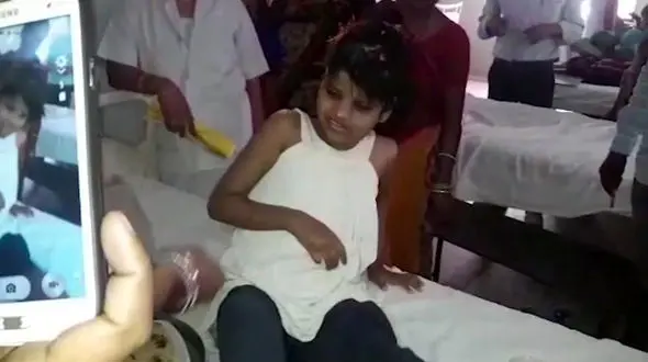 این دختر جنگلی سالها با میمون های جنگل زندگی کرده است + فیلم و عکس