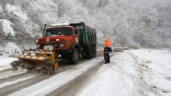 برف و کولاک جاده سمنان - فیروزکوه را مسدود کرد