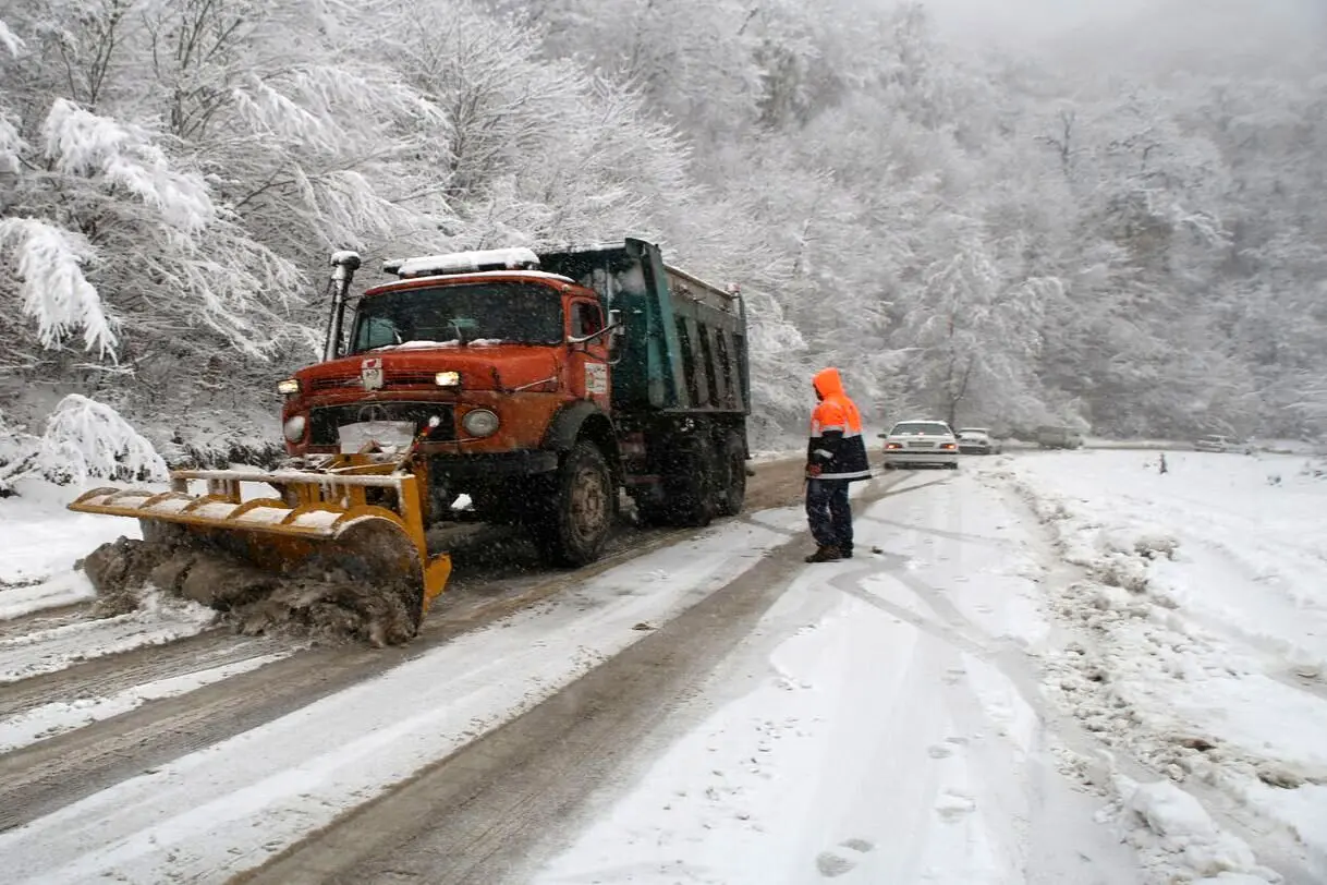 انسداد محورهای چالوس، فیروزکوه و آزادراه تهران–شمال؛ بارش برف و باران در محورهای شمالی و چند استان کشور