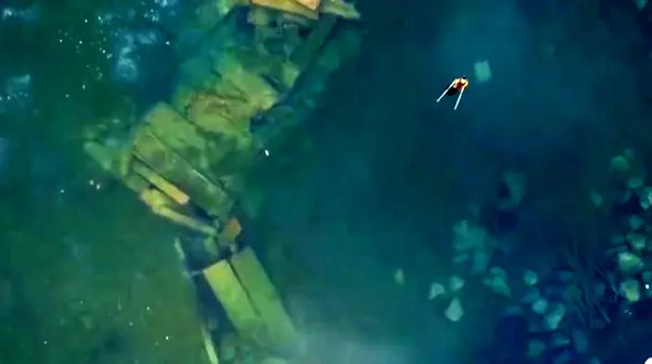 اسکیت سواری روی زندان متروکه در  زیر آب! +فیلم