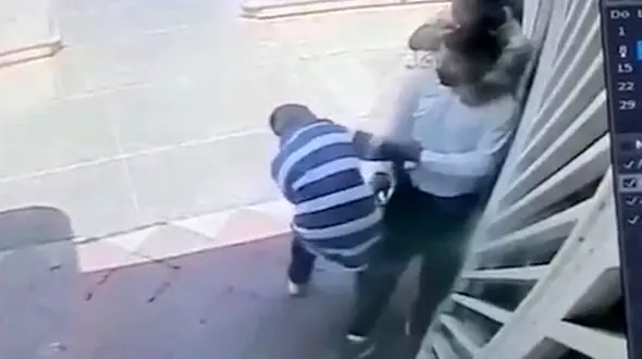 فیلم لحظه زورگیری وحشیانه برای سرقت موبایل !