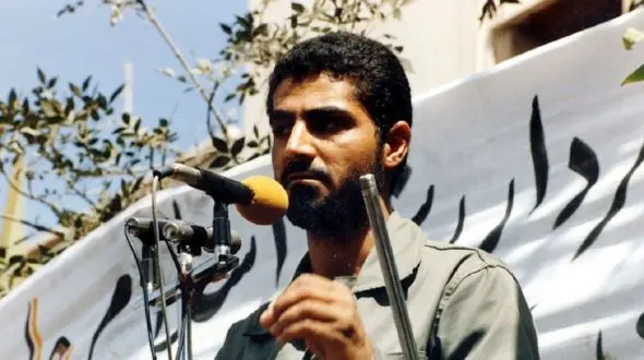 عکس؛ سفر در زمان؛ «سردار سلیمانی» در حال پرتقال خوردن با همرزمان اش در جبهه؛ دهه 60