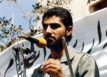 عکس؛ سفر در زمان؛ «سردار سلیمانی» در حال پرتقال خوردن با همرزمان اش در جبهه؛ دهه 60