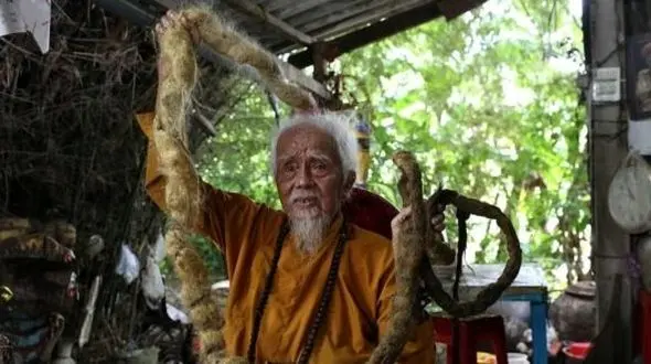 شستن کثیف‌ترین موی دنیا بعد ۲۶ سال ! + عکس ها