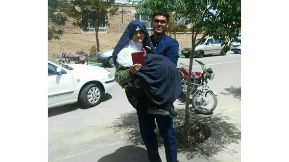 برای حضور در انتخابات این پسر مادرش را به دوش کشید + عکس