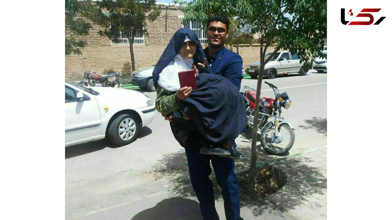 برای حضور در انتخابات این پسر مادرش را به دوش کشید + عکس