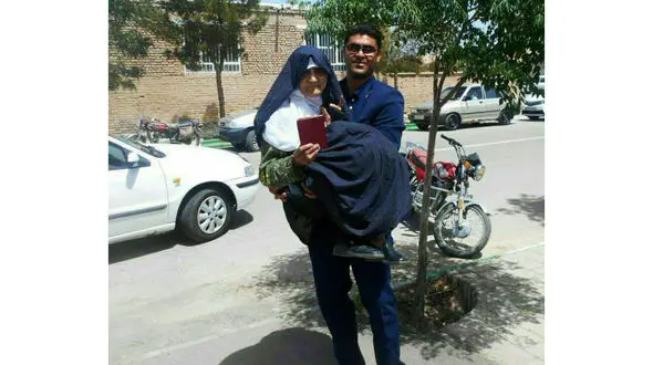 برای حضور در انتخابات این پسر مادرش را به دوش کشید + عکس