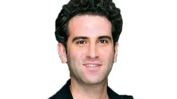 عکسی جالب از بازیگر فوق لیسانسه ها در قلب اروپا