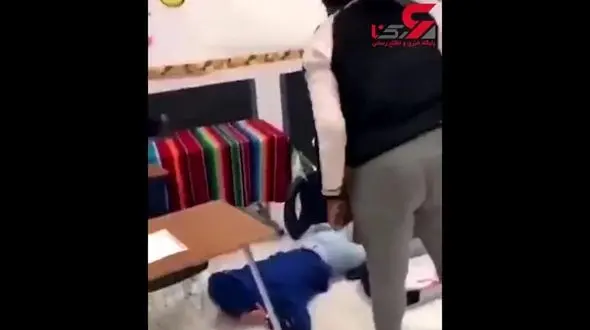 لحظه کتک خوردن باورنکردنی دانش آموز دبیرستانی در کلاس درس+ فیلم / امریکا