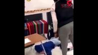 لحظه کتک خوردن باورنکردنی دانش آموز دبیرستانی در کلاس درس+ فیلم / امریکا