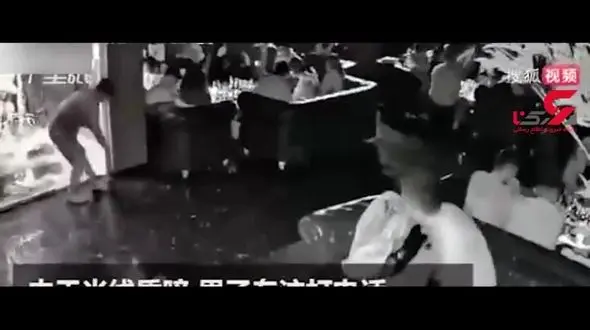 افتادن در اکواریوم ماهی به دلیل صحبت با تلفن همراه +فیلم 