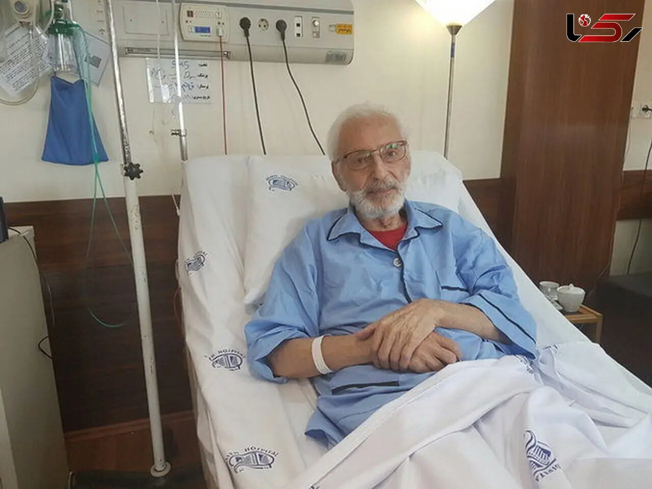 صف عکس بگیران در کنار بدن نحیف جمشید مشایخی +تصاویر