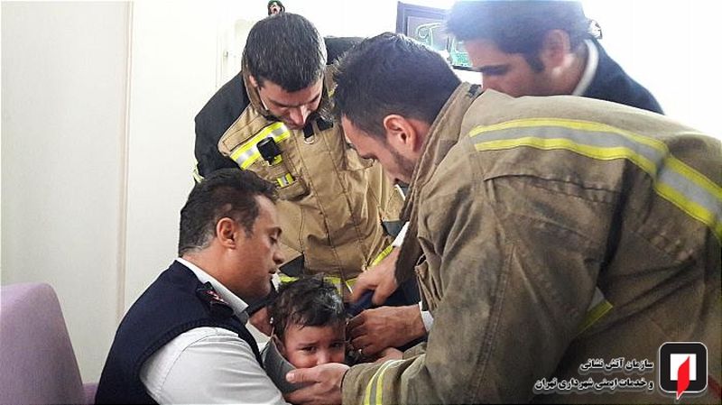 عملیات 125 برای نجات سر کودک از در سطل زباله