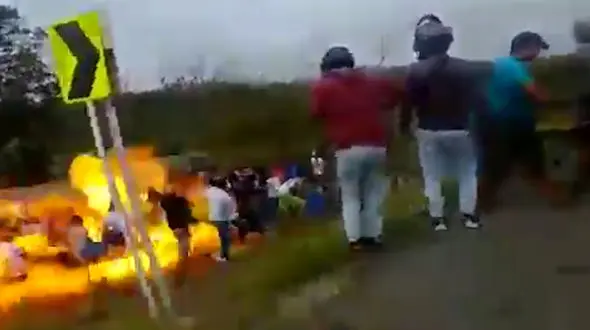 فیلم هولناک از زنده زنده سوختن چند زن و مرد در واژگونی تریلی / همگی در حال فرار آتش گرفتند/ آمریکا