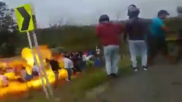 فیلم هولناک از زنده زنده سوختن چند زن و مرد در واژگونی تریلی / همگی در حال فرار آتش گرفتند/ آمریکا