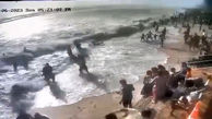 فیلم وحشتناک از موج ویرانگر در ساحل / زنان و مردان و کودکان را با خود برد 