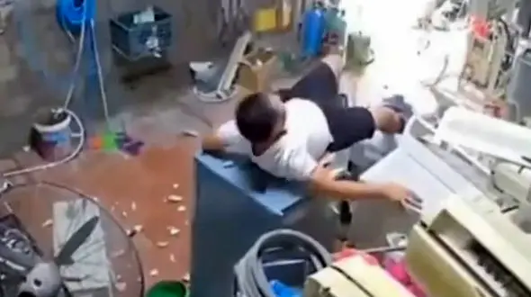 فیلم لحظه سقوط مرد جوان به انباری خانه / کف خانه دهان باز کردباز شد 