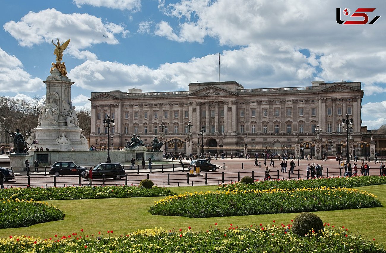یک مرد مسلح به چاقو به ظن حمله و مجروح کردن دو افسر پلیس خارج از کاخ باکینگهام در لندن دستگیر شد