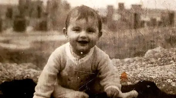 این دختر زیبا بازیگر 50 ساله خانه به دوش است / از روی چشم های درشت او حدس بزنید!