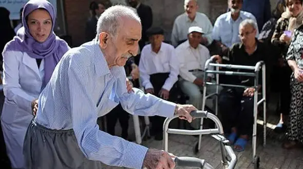 کمک به دیگران جلوی پیری مغز را می گیرد؟