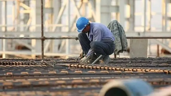 تفاهم نامه بیمه کارگران ساختمانی در مسیر امضا / کارگران روزمزد با 6500 تومان بیمه یک روزه می شوند 