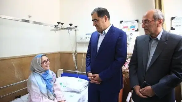  وزیر بهداشت به دیدار هانیه دختر فداکار سرپل ذهابی رفت + عکس
