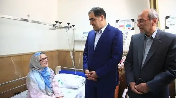  وزیر بهداشت به دیدار هانیه دختر فداکار سرپل ذهابی رفت + عکس