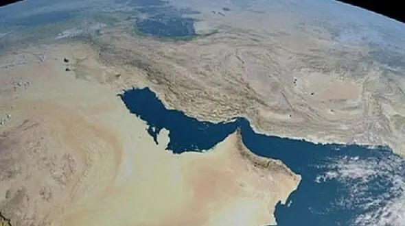 خلیج فارس؛ دریایی که بوی نفت و باروت گرفته است / ۲۱ میلیارد لیتر نفت؛ بمب ساعتی اکولوژیکی در آب‌های جنوب/مرگ خاموش لاک‌پشت‌ها و دلفین‌ها زیر لکه‌های سیاه